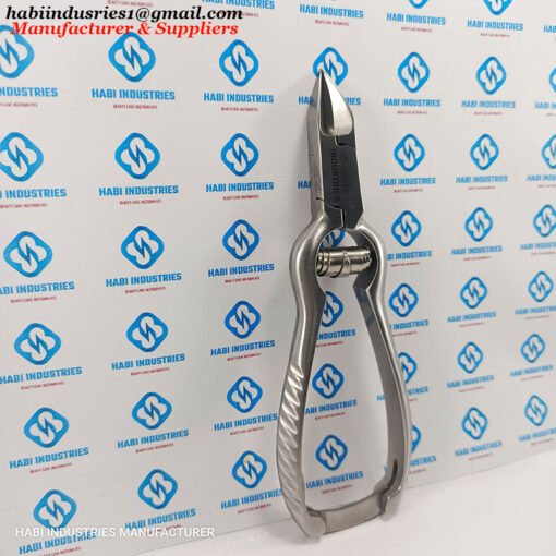 Professional nail cutter with locking feature