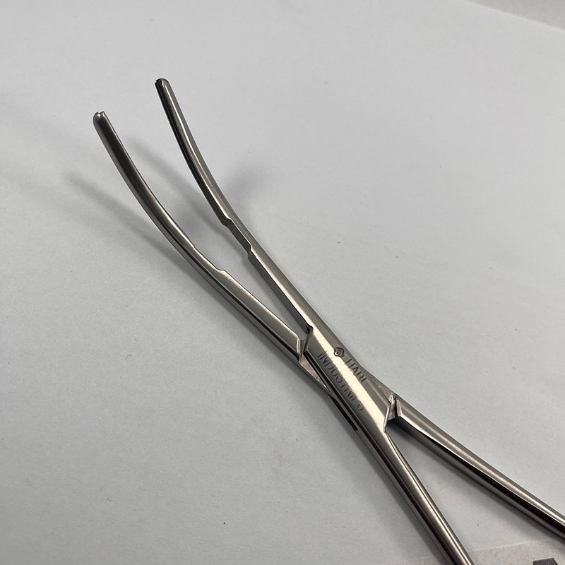 Bainbridge Vascular Forceps Jaw Detail Close-up of long curved jaws on Bainbridge vascular surgical forceps